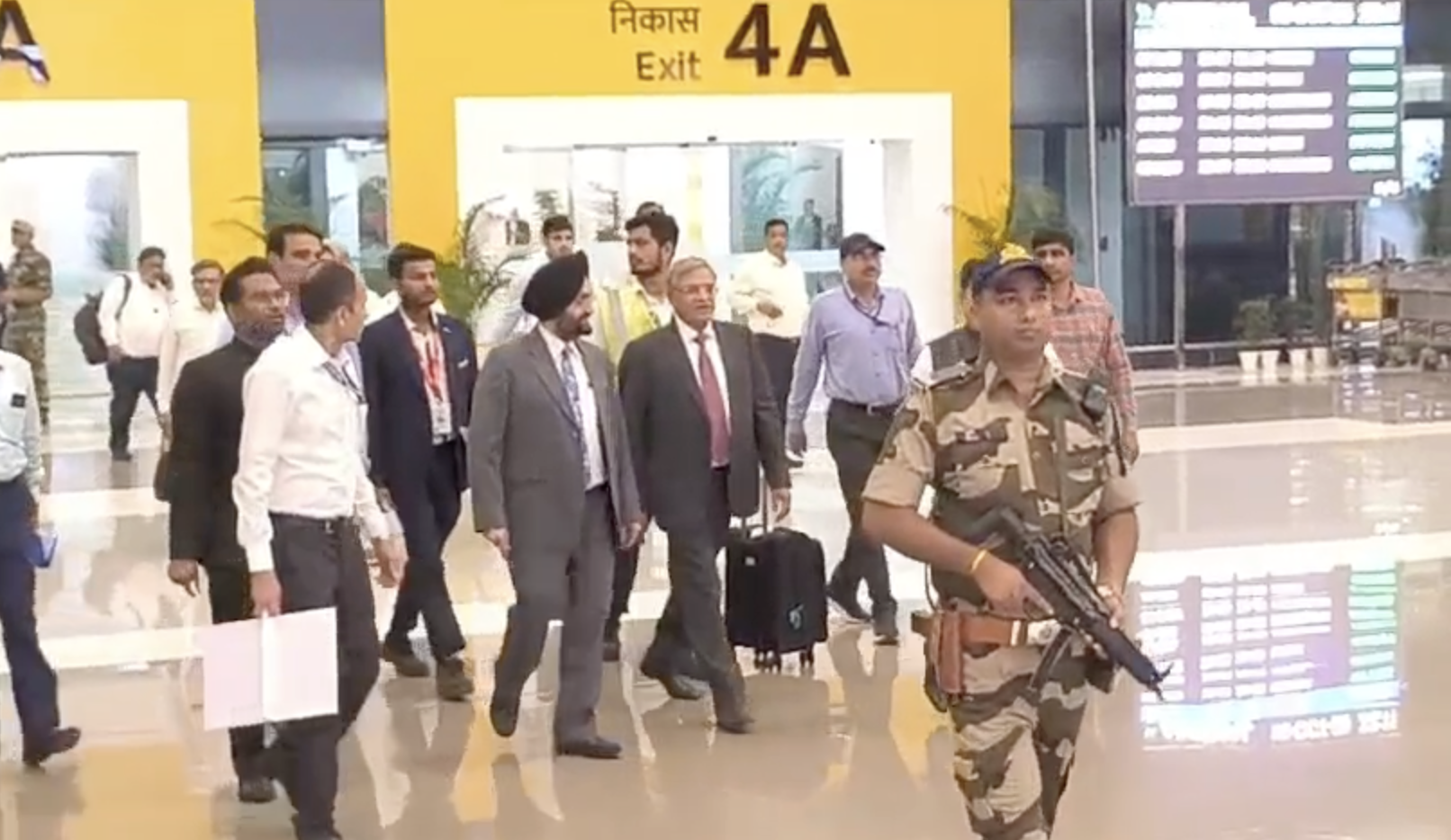 पटना एयरपोर्ट से बाहर आते मुख्य चुनाव आयुक्त ज्ञानेश कुमार व उनकी टीम (फोटो - टीम बोलते पन्ने)