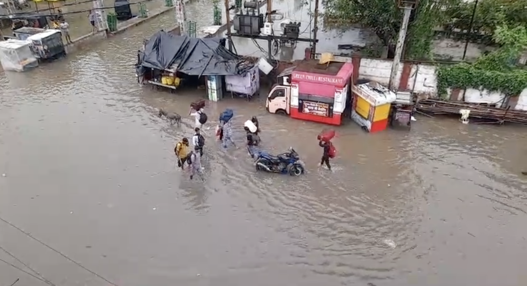 पटना में बारिश के बाद सड़कों पर पानी भर गया। (तस्वीर- टीम बोलते पन्ने)