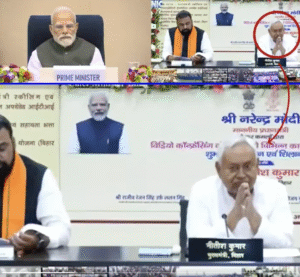 तेजस्वी यादव ने मुख्यमंत्री नीतीश कुमार के हाथ जोड़कर लगातार एक मुद्रा में बने रहने का वीडियो ट्वीट करके उनकी सेहत पर सवाल उठाए और BJP को इसके लिए आरोपी कहा। (साभार - एक्स)