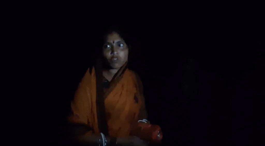 मधेपुरा के ग्रामीण इलाके में भारी बारिश के बाद लोग रातभर अंधेरे में एक-दूसरे की खैरियत के लिए भटकते रहे।