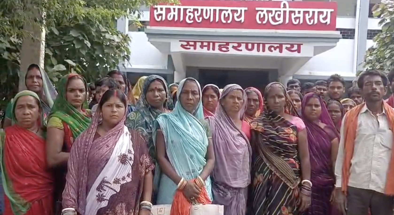 मछुआरा समाज के लोग अपनी मांगों को लेकर पहुंचे