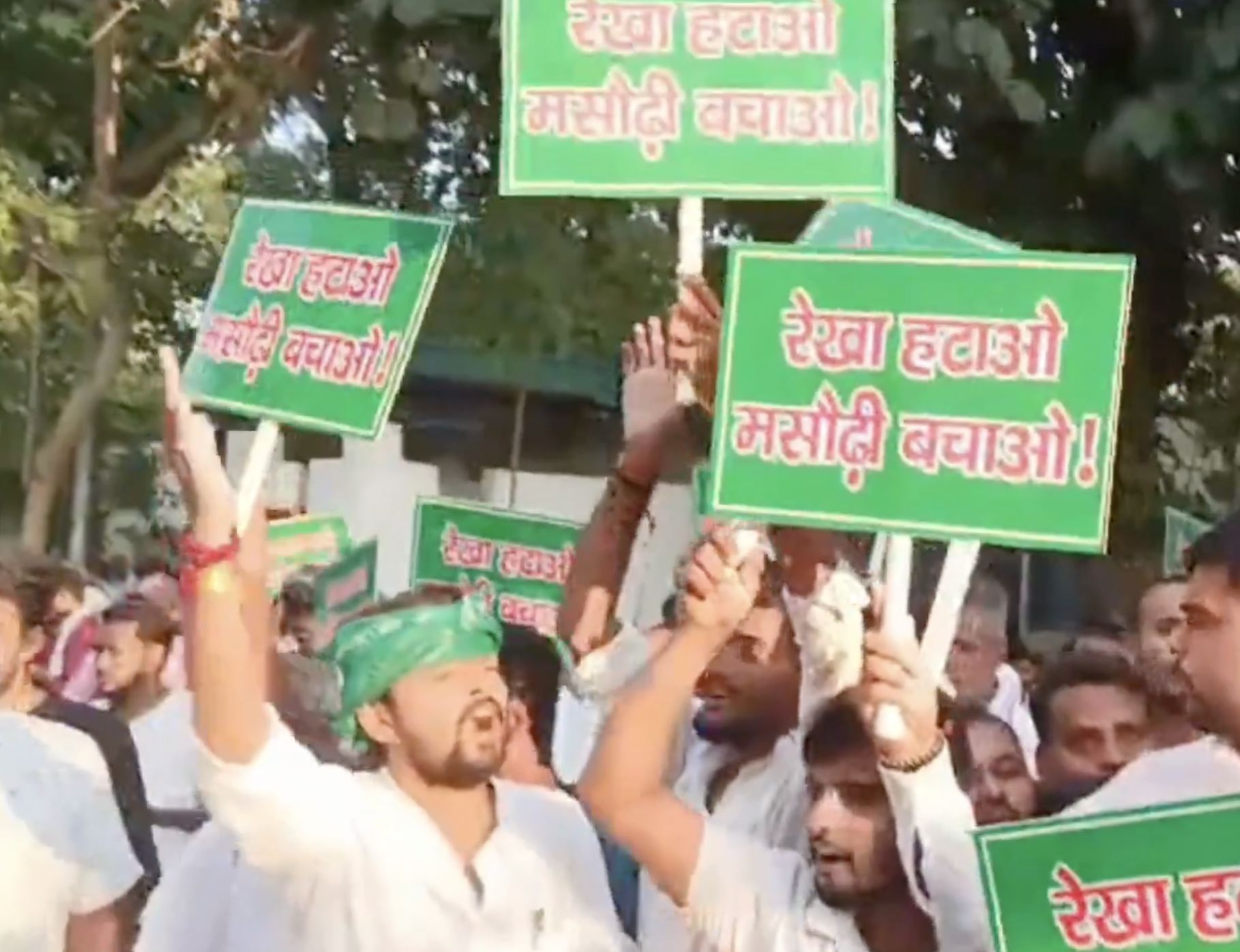 रावड़ी देवी के आवास पर राजद कार्यकर्ताओं ने विधायक के खिलाफ नारेबाजी की।
