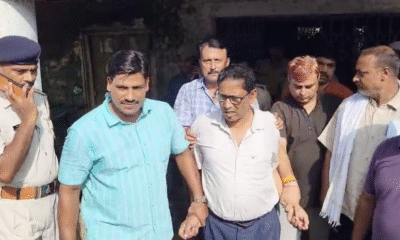 रंगेहाथों रिश्वत लेते पकड़े गए राजस्व कर्मी को ले जाती विजिलेंस टीम