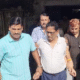 रंगेहाथों रिश्वत लेते पकड़े गए राजस्व कर्मी को ले जाती विजिलेंस टीम