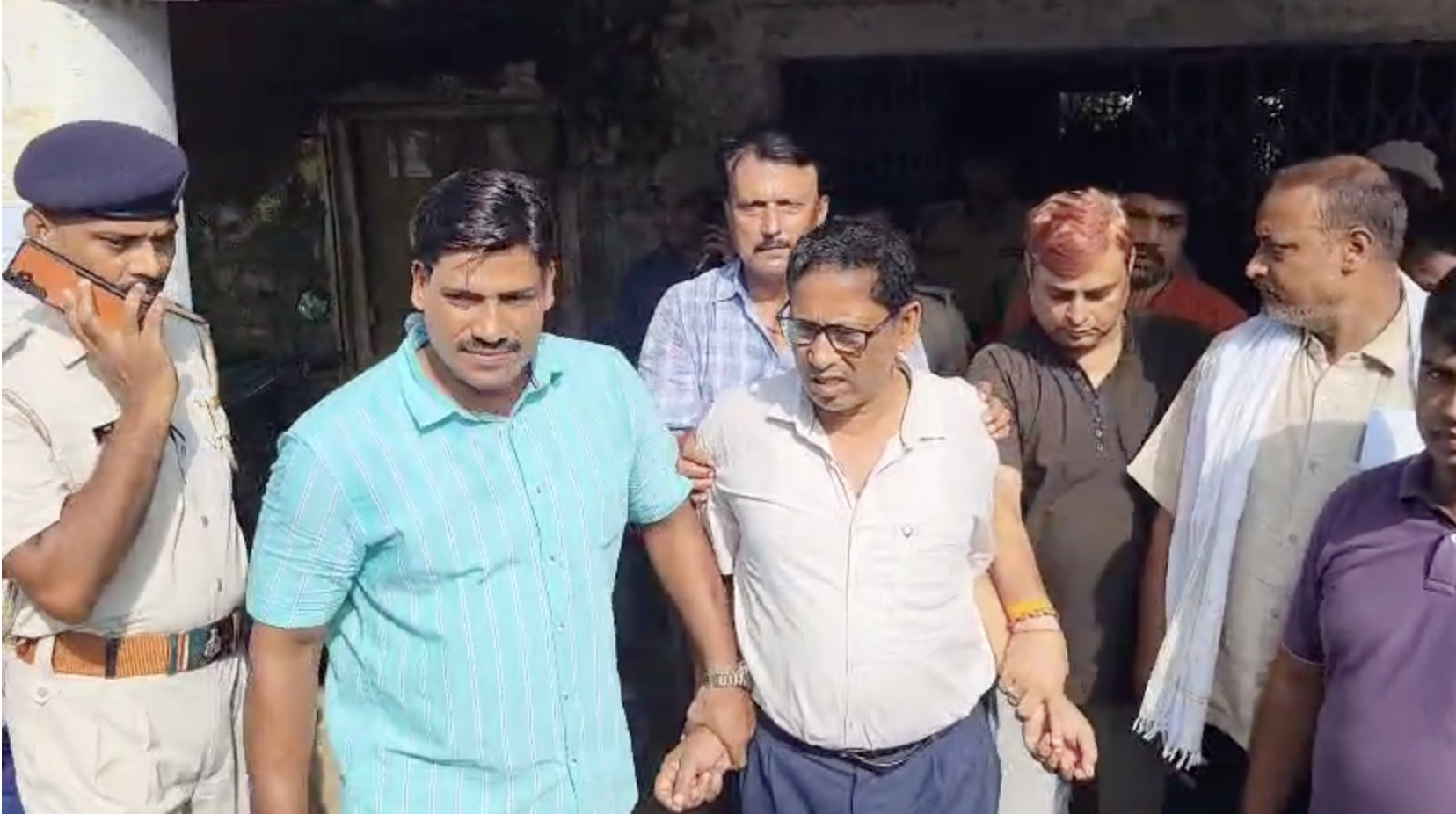 रंगेहाथों रिश्वत लेते पकड़े गए राजस्व कर्मी को ले जाती विजिलेंस टीम