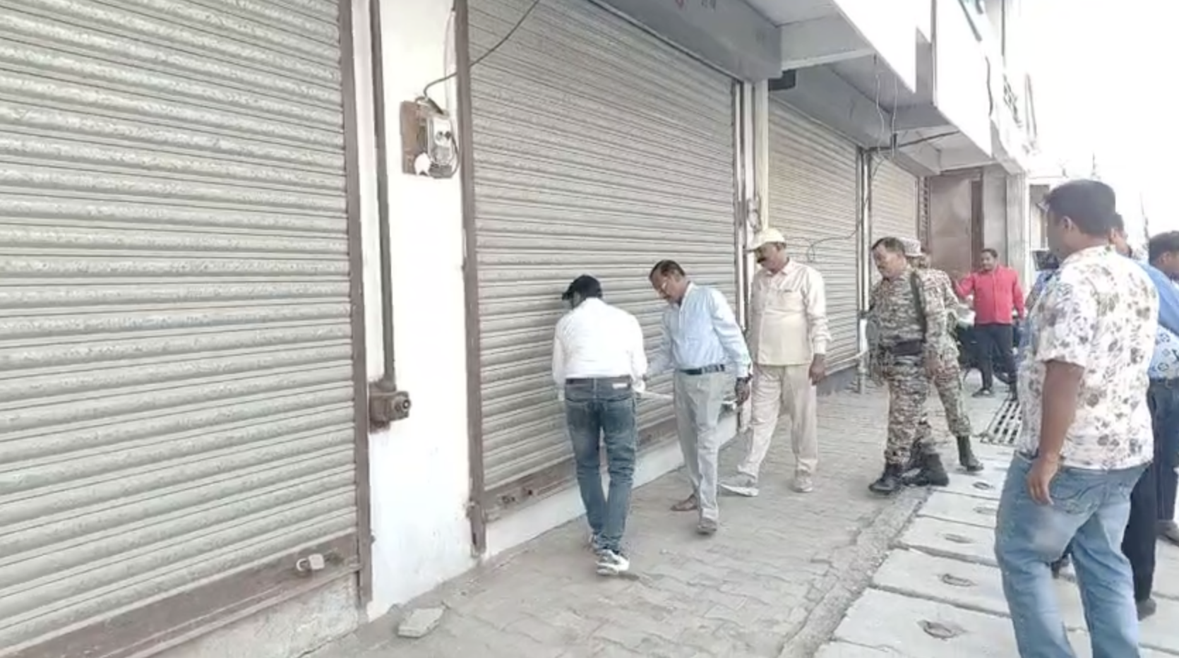जगतपुर में सीलिंग की कार्रवाई करती BDA