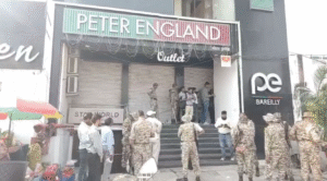 मो. आरिफ की मालिकाना हक वाले शो रूम को भी बंद कराया।