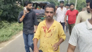 झगड़े के दौरान स्थानीय युवक के कपड़े पर खून के धब्बे गिर गए जो घटना की गंभीरता का संकेत।