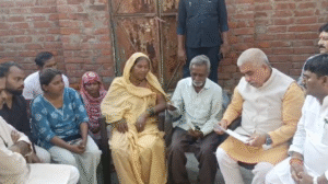 पीड़ित परिवार से मिलने यूपी सरकार के दो कैबिनेट मंत्री