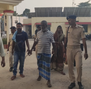 अपराधियों को जेल ले जाती पुलिस।