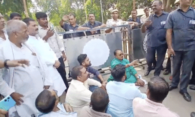 धरने पर बैठे सांसद