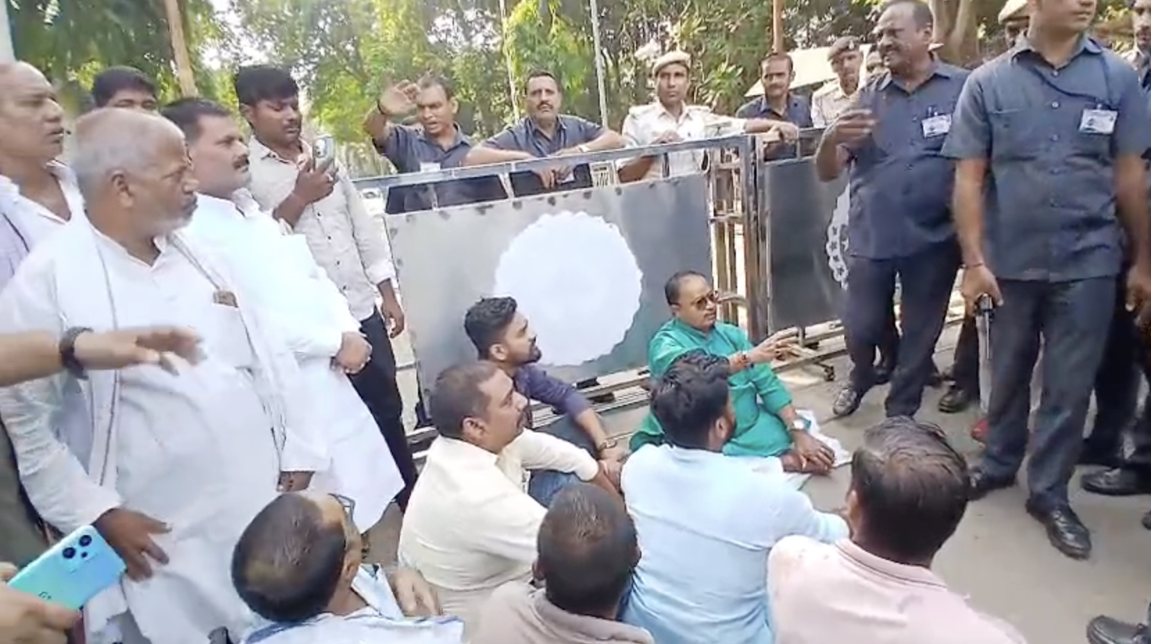 धरने पर बैठे सांसद