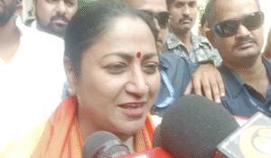 लखीसराय में नामांकन में पहुंची दिल्ली की CM रेखा गुप्ता को देखने भीड़ उमड़ी।