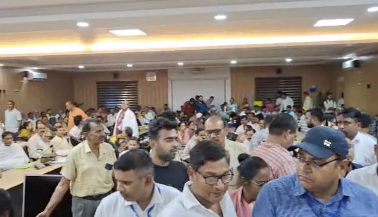 हेल्थ कैंप में मौजूद सिक लीव के आवेदक सरकारी कर्मी।