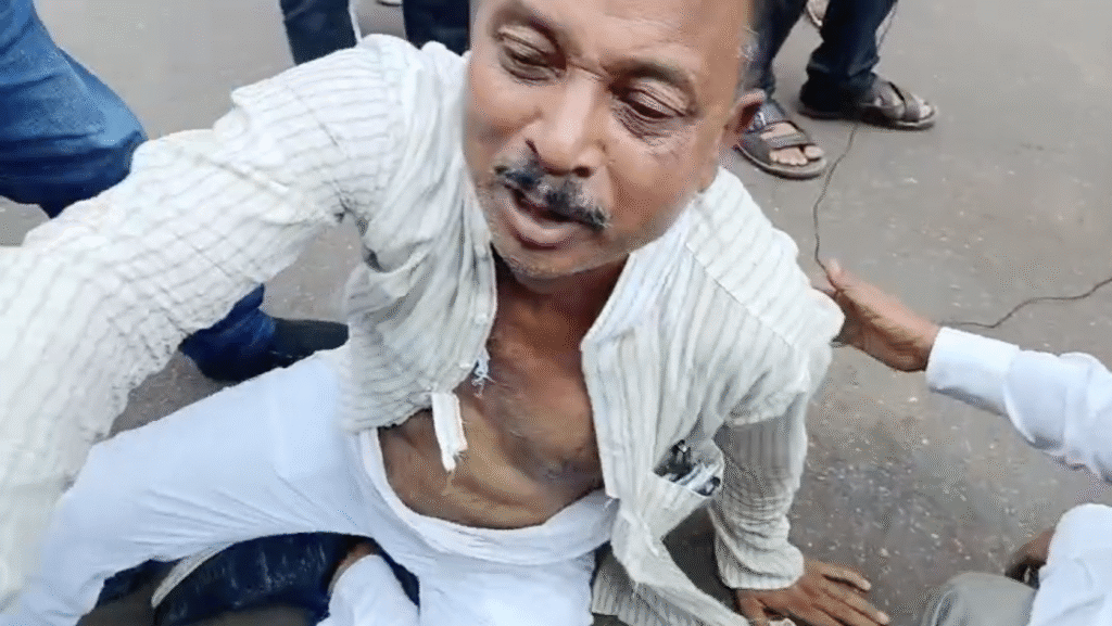 टिकट न मिलने से नाराज नेता ने कुर्ता फाड़ा और रोते-रोते सड़क पर गिर गए।