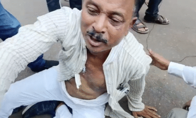 टिकट न मिलने से नाराज नेता ने कुर्ता फाड़ा और रोते-रोते सड़क पर गिर गए।