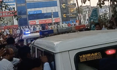 राजद प्रत्याशी को गिरफ्तार करके ले जाते हुए भारी भीड़ मौजूद थी।