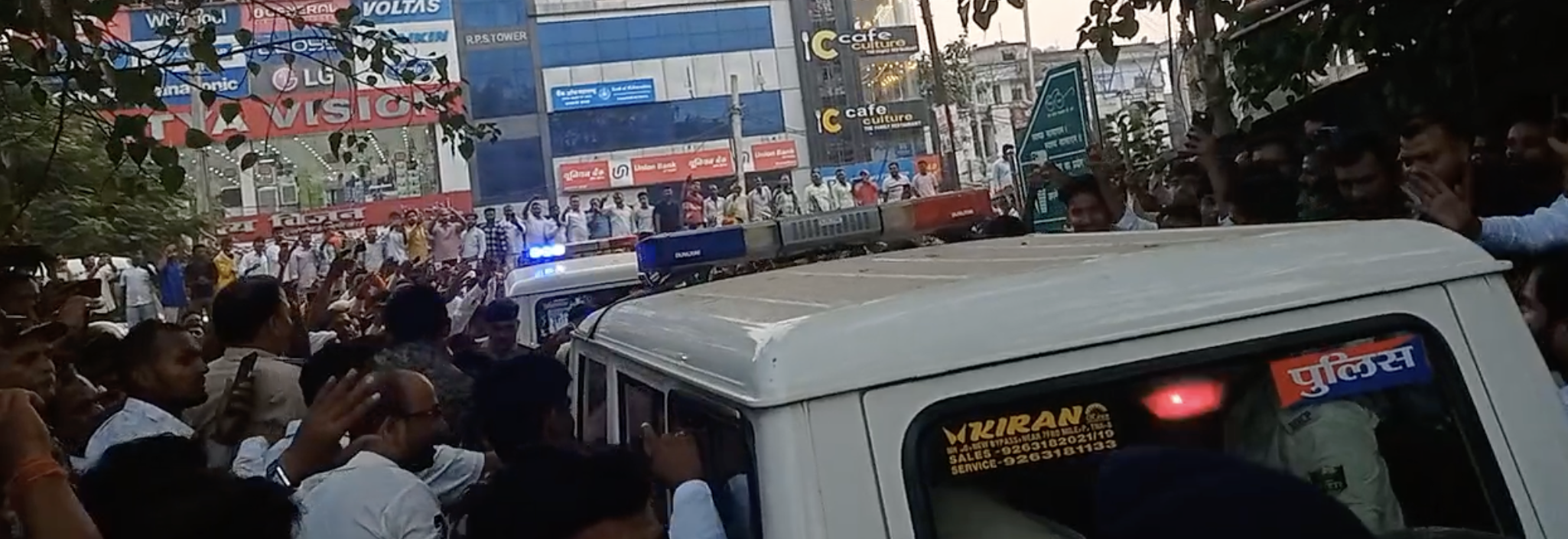 राजद प्रत्याशी को गिरफ्तार करके ले जाते हुए भारी भीड़ मौजूद थी।