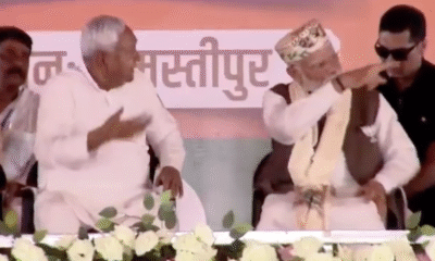 अनाउंसर की ओर नीतीश कुमार को भाषण के लिए बुलाने का इशारा करते पीएम मोदी।