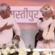 अनाउंसर की ओर नीतीश कुमार को भाषण के लिए बुलाने का इशारा करते पीएम मोदी।