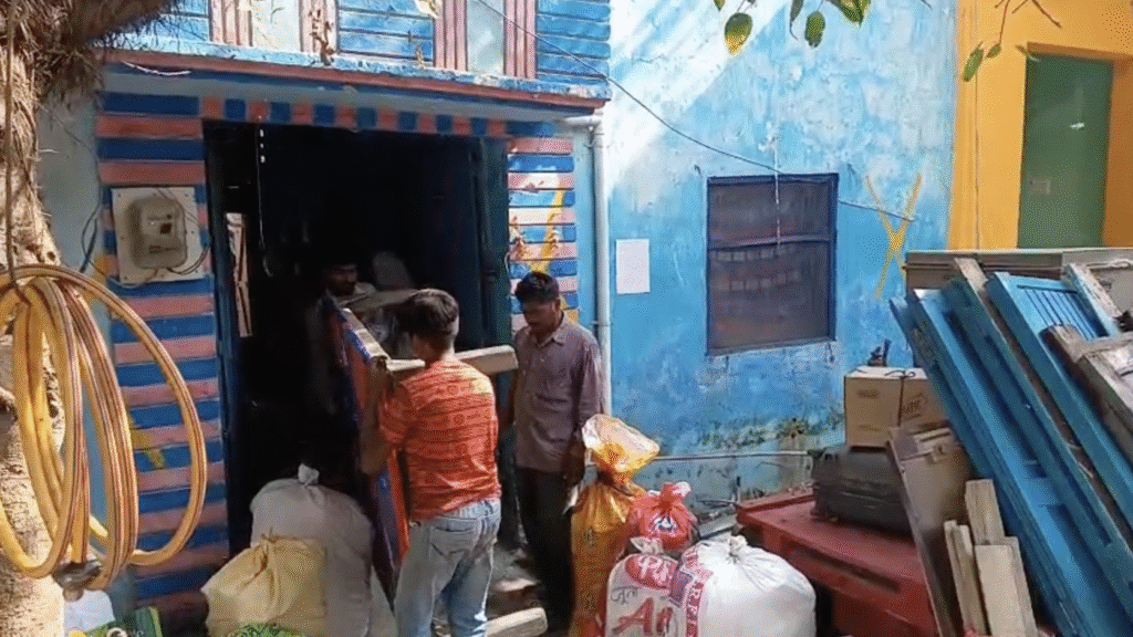 मकान खाली करने की तारीख पास आते ही कुछ लोग अपना मकान खुद ही खाली करने लगे।