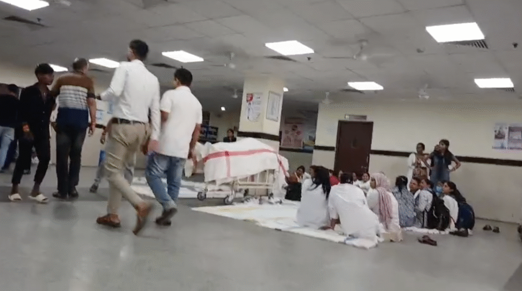 GMCH में डेडबॉडी को घेरकर वहां बैठकर धरना देते डॉक्टर व मेडिकल स्टाफ।