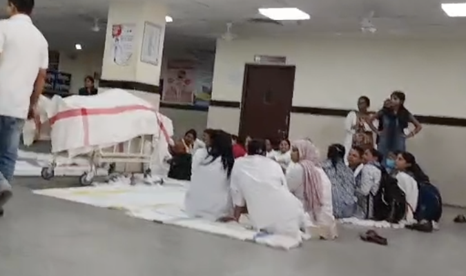 GMCH में डेडबॉडी को घेरकर वहां बैठकर धरना देते डॉक्टर व मेडिकल स्टाफ।