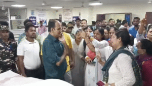 डेडबॉडी को घेरकर हंगामा करता मेडिकल स्टाफ।