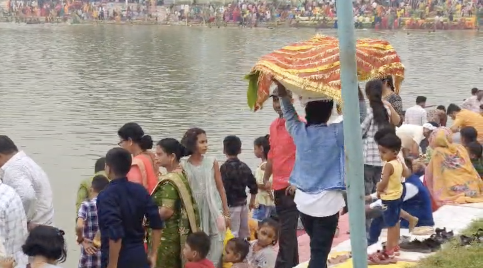 सहरसा बस्ती के पोखर में छठ घाट का इंतजाम 80 साल से स्थानीय मुस्लिम समुदाय के लोग करते आ रहे हैं।