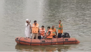 पोखर की सफाई का काम दिवाली के बाद शुरू हो जाता है, ताकि समय पर घाट तैयार हो सके।
