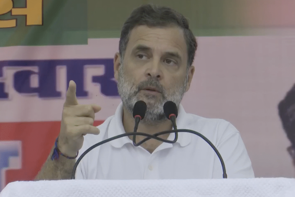 मुजफ्फरपुर में जनसभा को संबोधित करते राहुल गांधी।