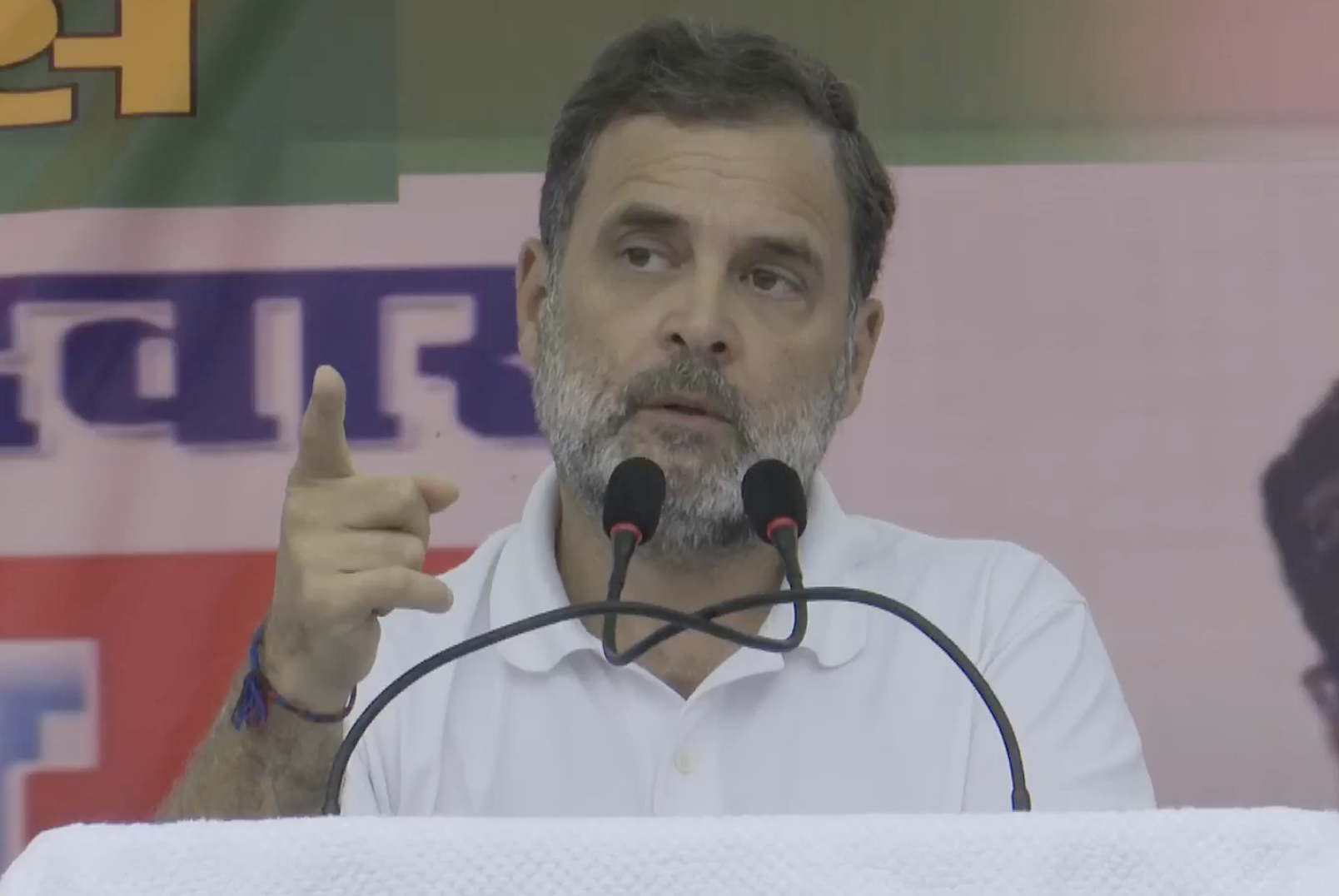 मुजफ्फरपुर में जनसभा को संबोधित करते राहुल गांधी।