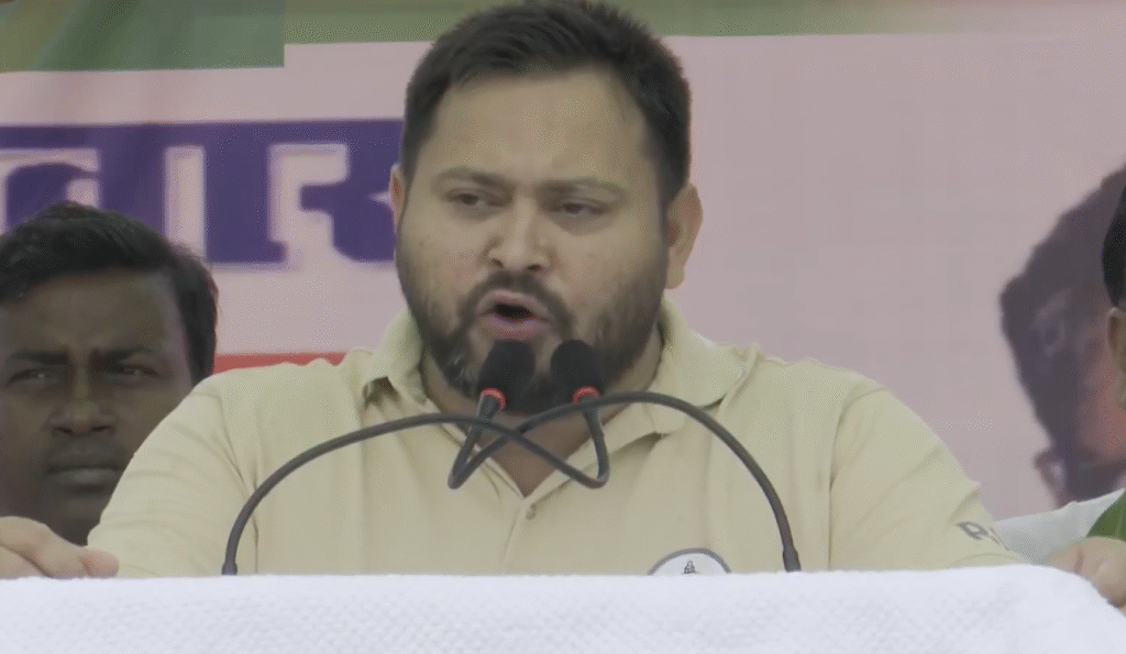 संयुक्त जनसभा के दौरान जनता को संबोधित करते तेजस्वी यादव