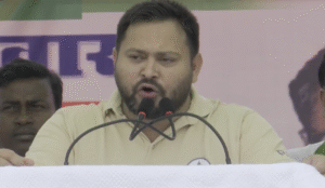 संयुक्त जनसभा के दौरान जनता को संबोधित करते तेजस्वी यादव