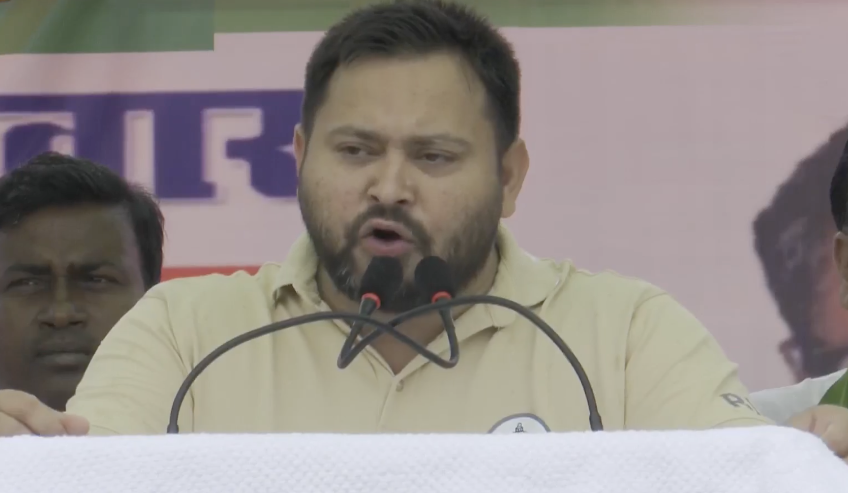 संयुक्त जनसभा के दौरान जनता को संबोधित करते तेजस्वी यादव