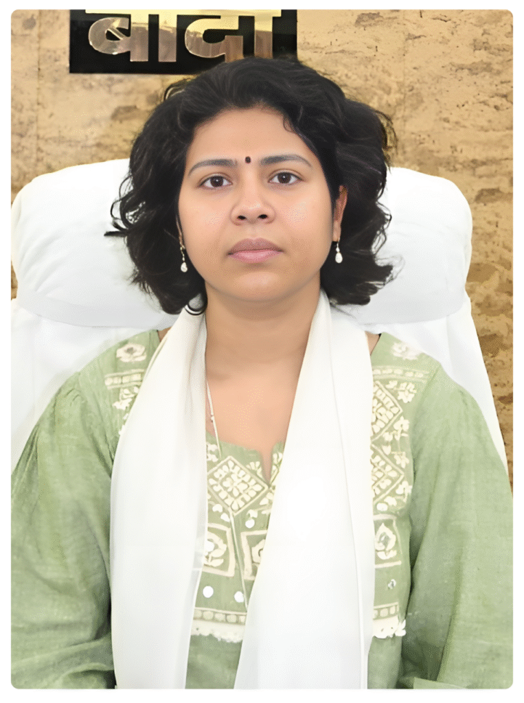 IAS अफसर व लखीमपुर खीरी जिले की DM दुर्गा शक्ति नागपाल पर सरकारी बंगले के अवैध कब्जे का आरोप।
