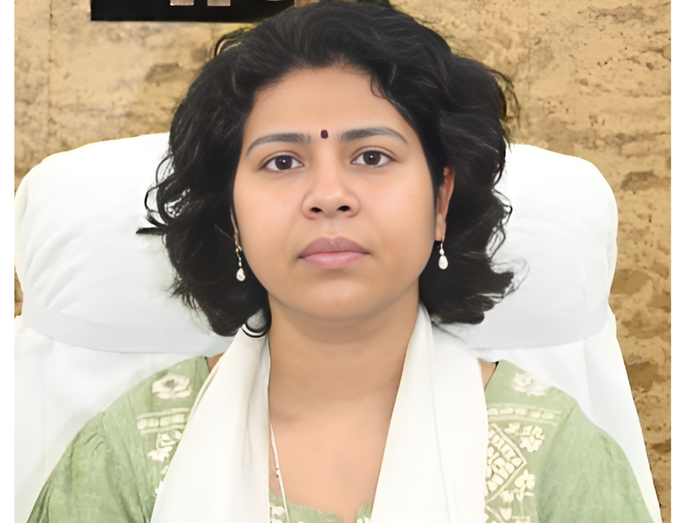 IAS अफसर व लखीमपुर खीरी जिले की DM दुर्गा शक्ति नागपाल पर सरकारी बंगले के अवैध कब्जे का आरोप।