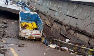 पटना में बारिश के दौरान सड़क धंसने से दस फीट गहरा गड्‍डा हो गया, वाहन फंस गए।