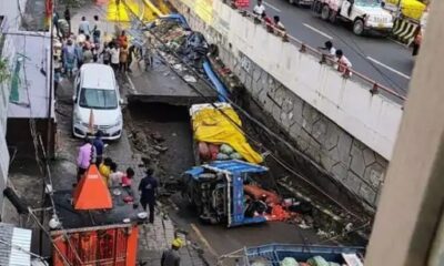 पटना में बारिश के दौरान सड़क धंसने से दस फीट गहरा गड्‍डा हो गया, वाहन फंस गए।