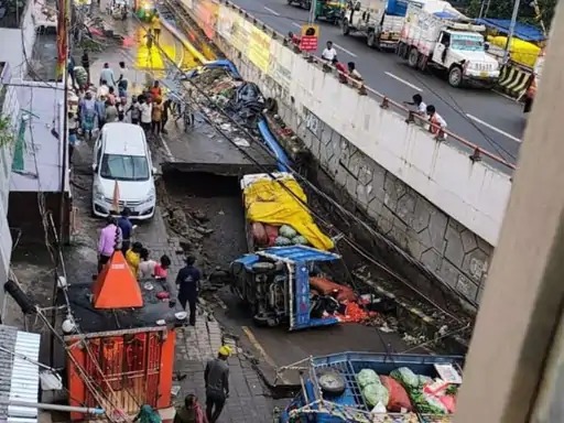 पटना में बारिश के दौरान सड़क धंसने से दस फीट गहरा गड्‍डा हो गया, वाहन फंस गए।