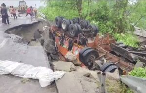 अररिया में तेज बारिश से NH की एक लेन पर बीस फीट गहरा गड्डा हो गया। 