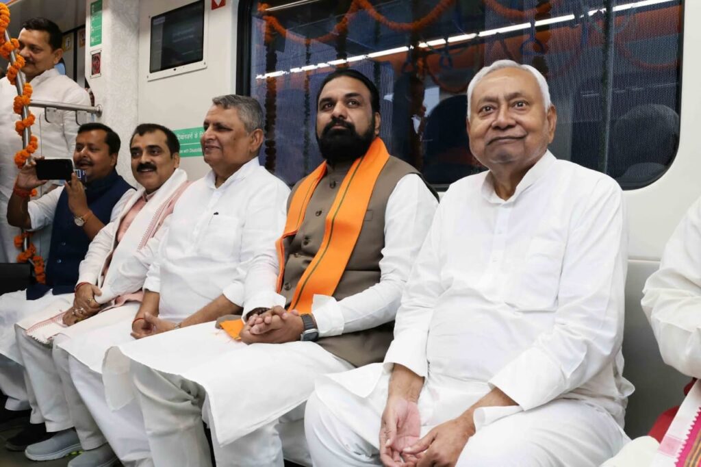 मेट्रो में बैठे मुख्यमंत्री, उपमुख्यमंत्री व अन्य।