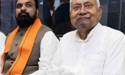 मेट्रो में बैठे मुख्यमंत्री, उपमुख्यमंत्री व अन्य।