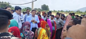 आदिवासियों से बात करते डीएम मिथिलेश मिश्र