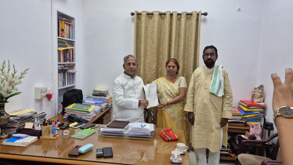 इस्तीफा सौंपते राजद विधायक