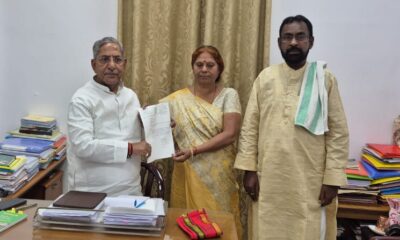 इस्तीफा सौंपते राजद विधायक