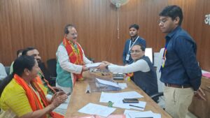 नामांकन करते विजय सिन्हा, साथ में दिल्ली की सीएम मौजूद रेखा गुप्ता, बिहार के उपमुख्यमंत्री सम्राट चौधरी।