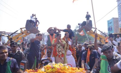 लखीसराय में नामांकन में पहुंची दिल्ली की CM रेखा गुप्ता को देखने भीड़ उमड़ी।
