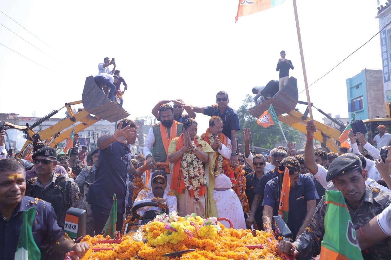 लखीसराय में नामांकन में पहुंची दिल्ली की CM रेखा गुप्ता को देखने भीड़ उमड़ी।