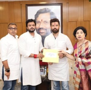 अपने भांजे सिंबल देते चिराग पासवान
